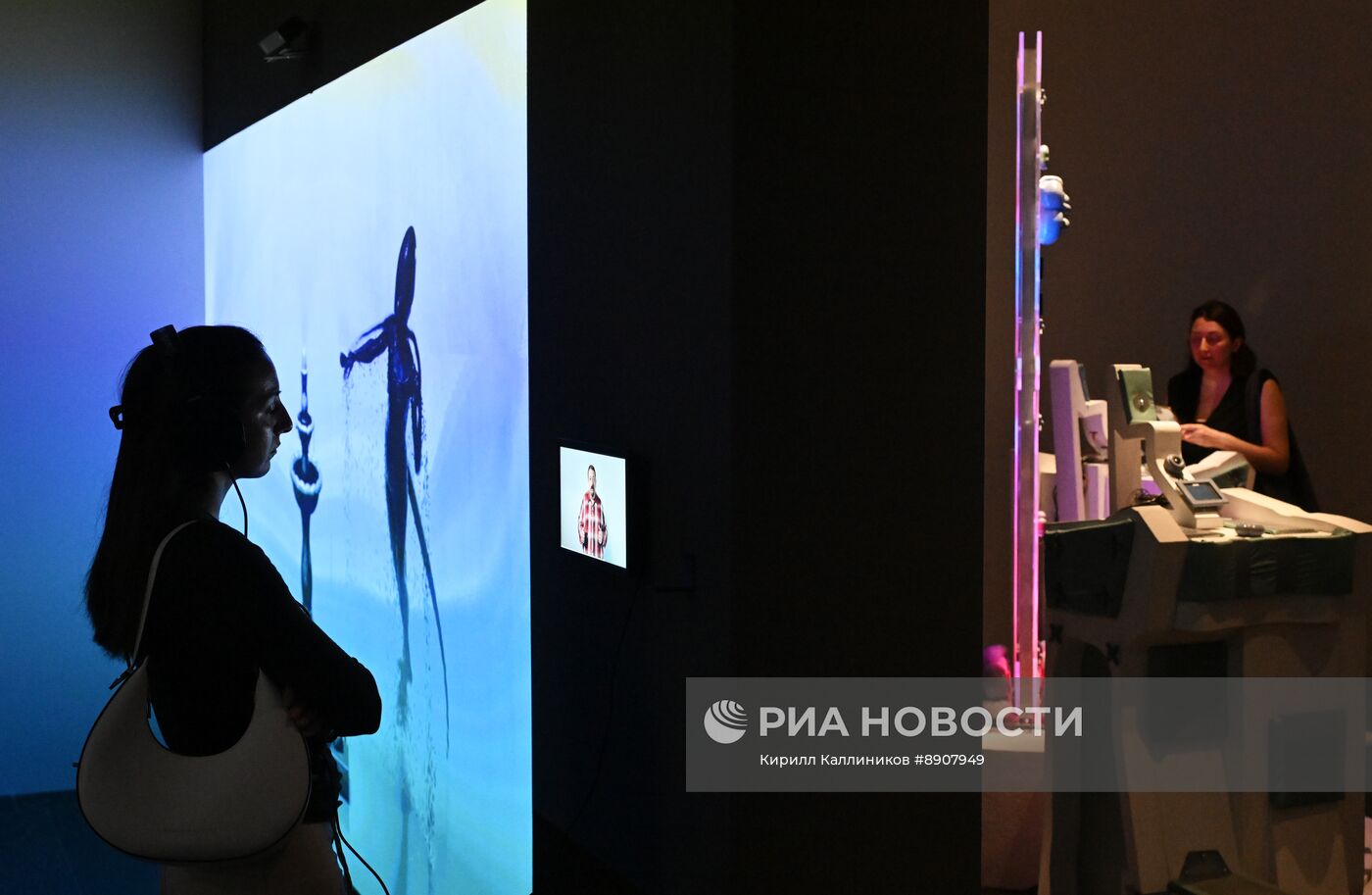 Выставка "Человек и нейросети: кто кого создает?"