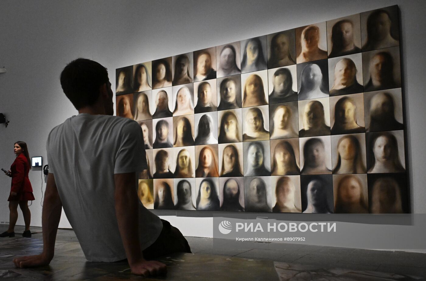 Выставка "Человек и нейросети: кто кого создает?"