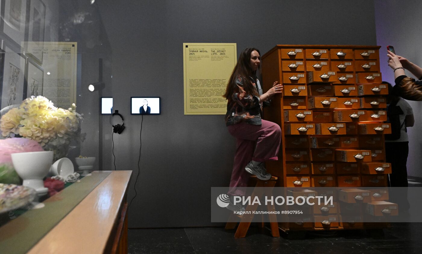Выставка "Человек и нейросети: кто кого создает?"