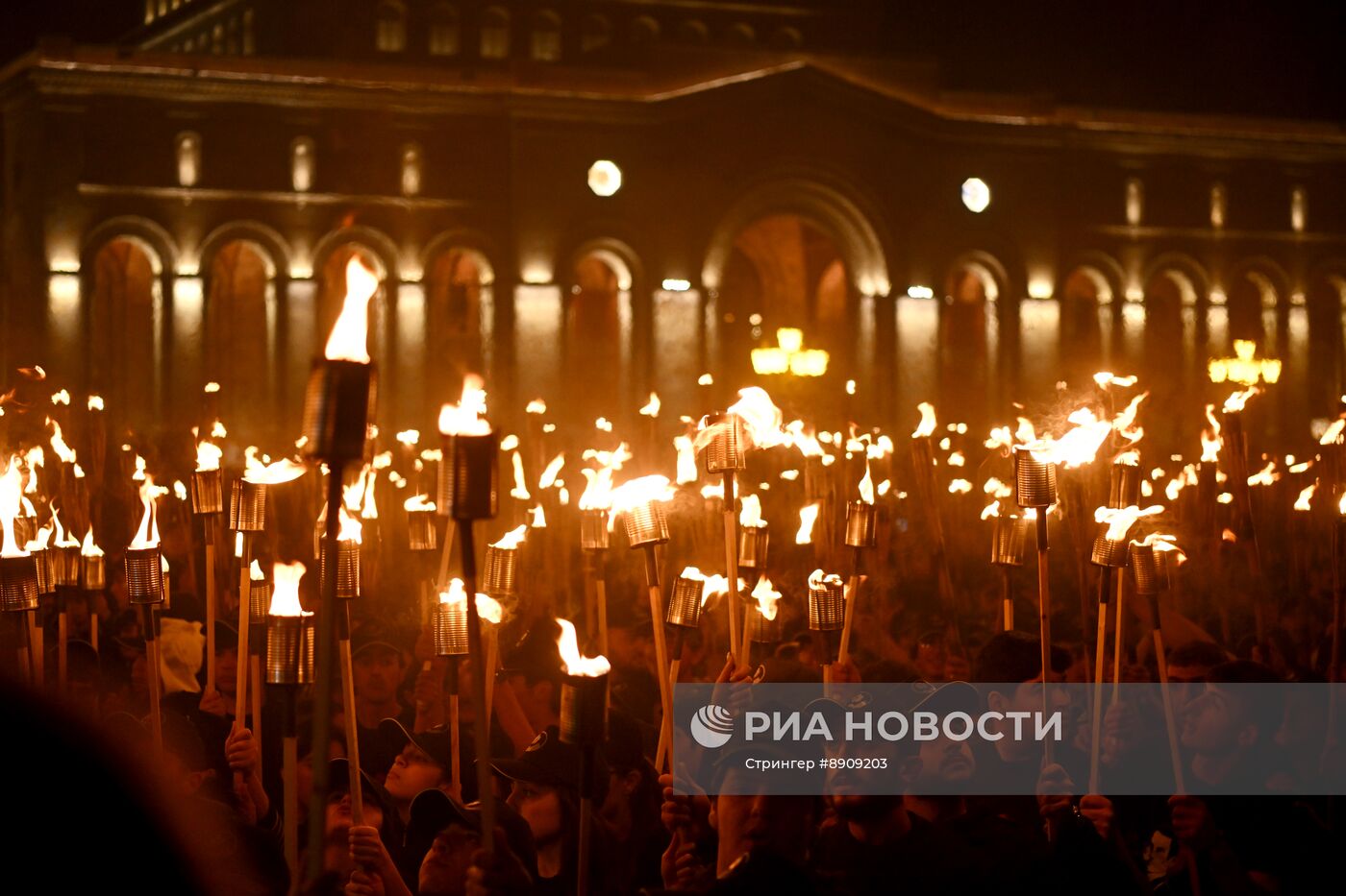 Традиционное факельное шествие в Ереване в память о жертвах геноцида армян