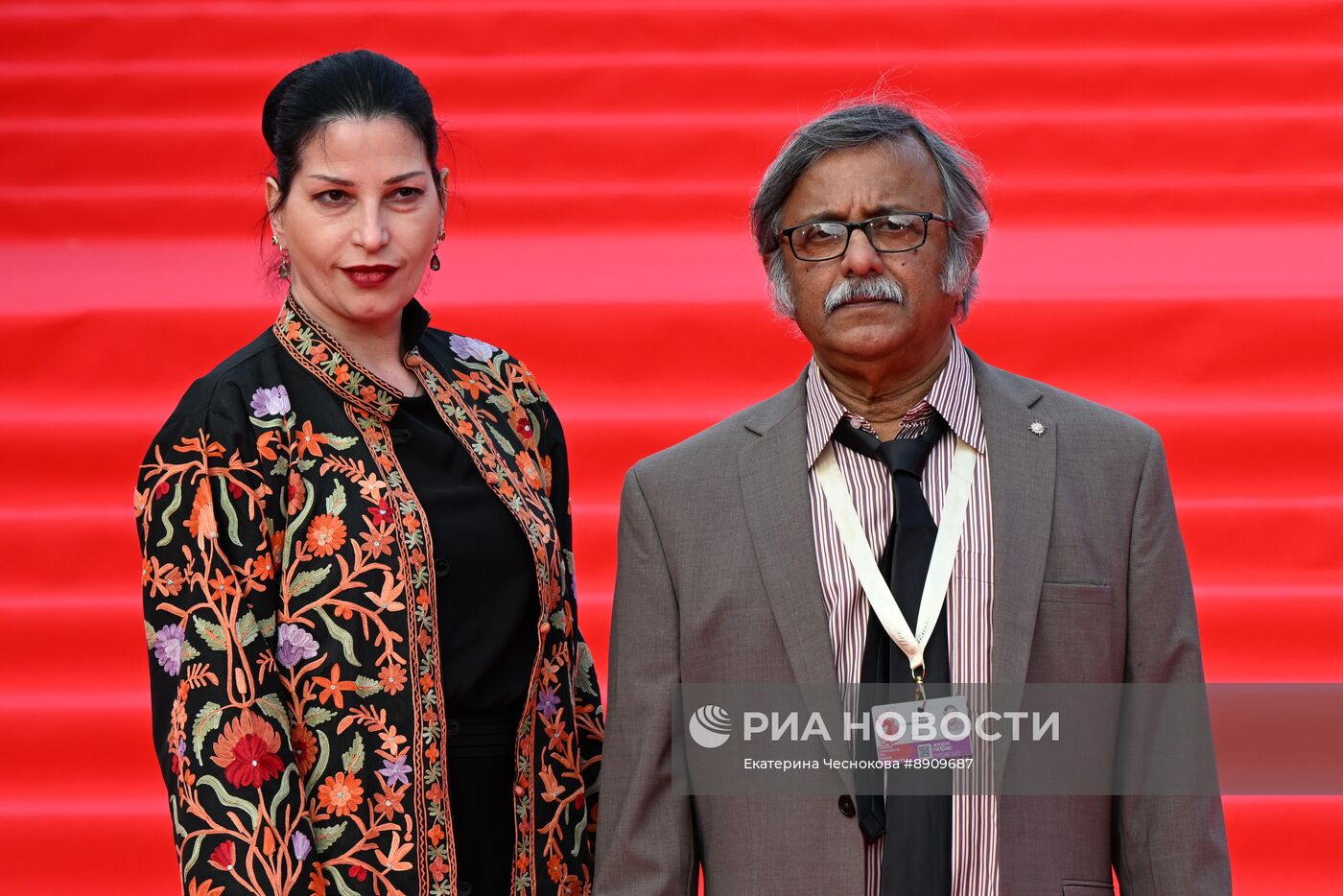 Гости на красной дорожке закрытия 47-го Московского международного кинофестиваля