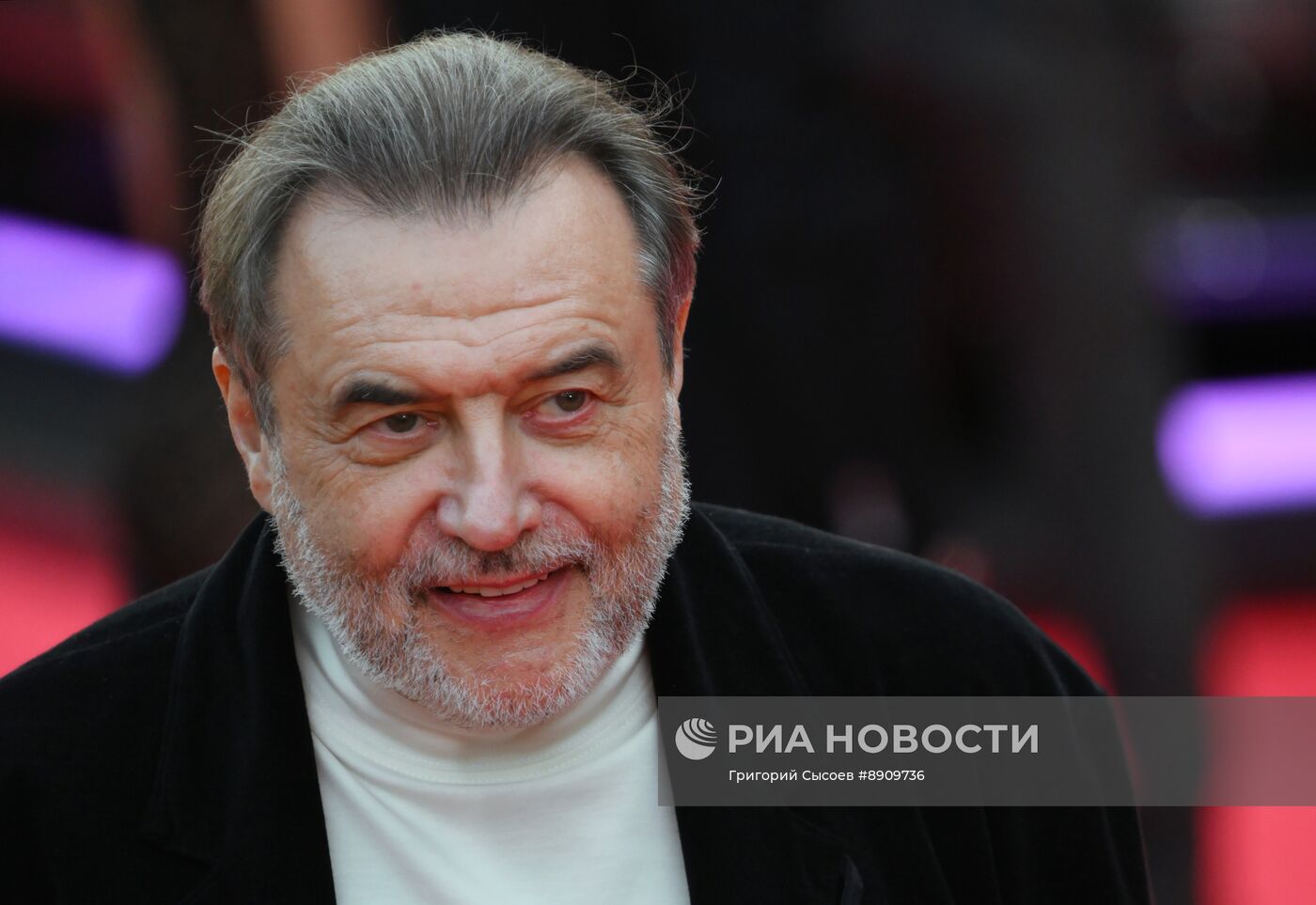 Гости на красной дорожке закрытия 47-го Московского международного кинофестиваля 