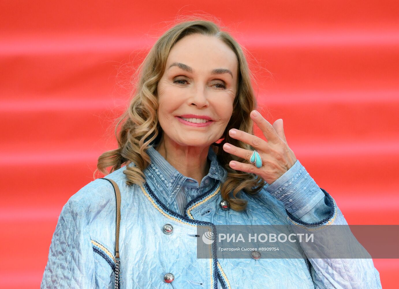 Гости на красной дорожке закрытия 47-го Московского международного кинофестиваля