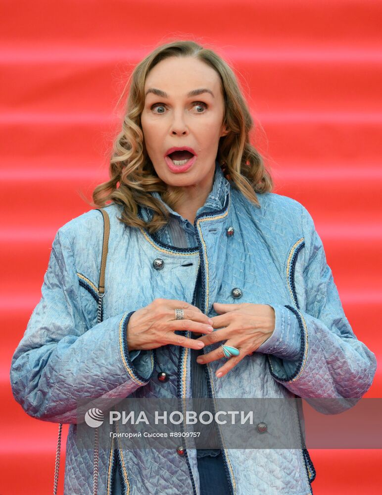 Гости на красной дорожке закрытия 47-го Московского международного кинофестиваля 