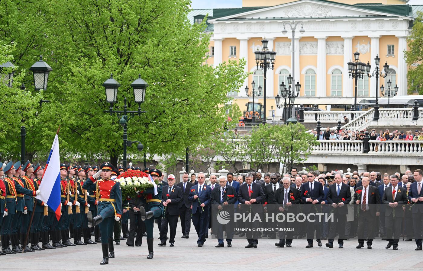 Главы дипмиссий возложили цветы к Могиле Неизвестного Солдата