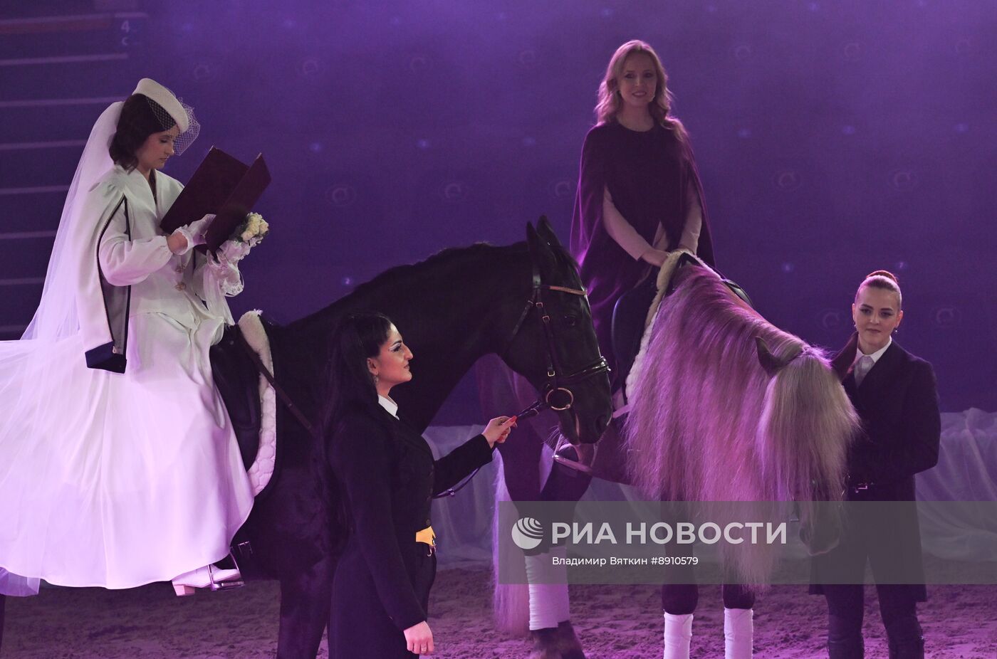 Церемонии бракосочетания в Конном театре Кремлевской школы верховой езды