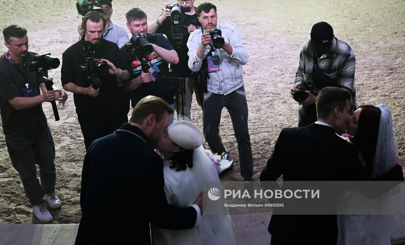 Церемонии бракосочетания в Конном театре Кремлевской школы верховой езды