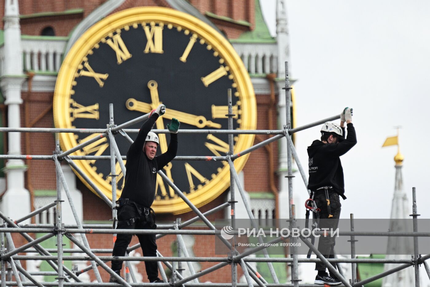 Подготовка Красной площади ко Дню Победы