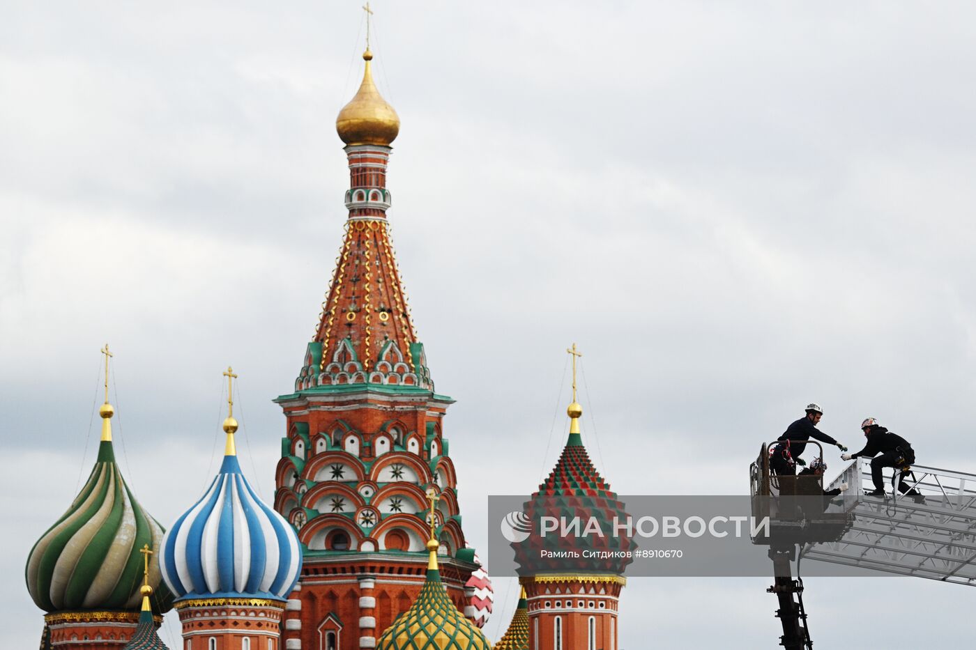 Подготовка Красной площади ко Дню Победы