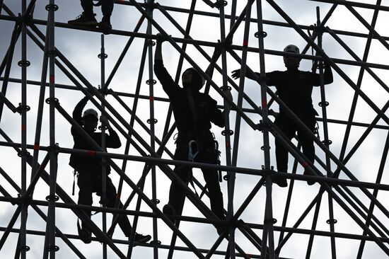 Подготовка Красной площади ко Дню Победы