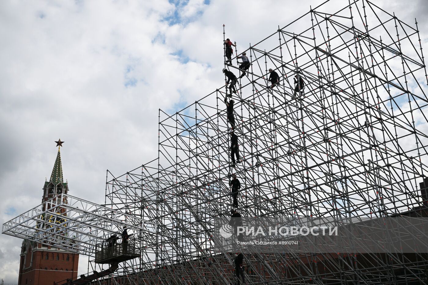 Подготовка Красной площади ко Дню Победы