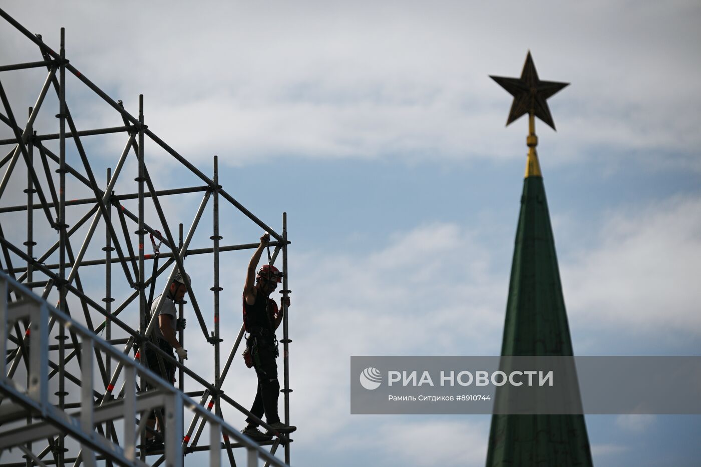 Подготовка Красной площади ко Дню Победы