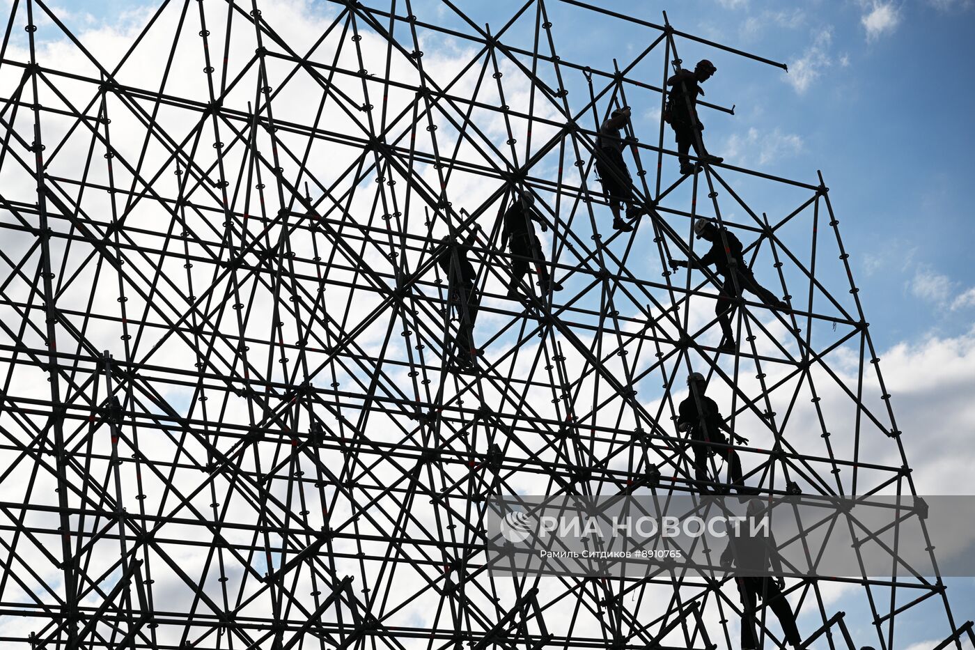 Подготовка Красной площади ко Дню Победы