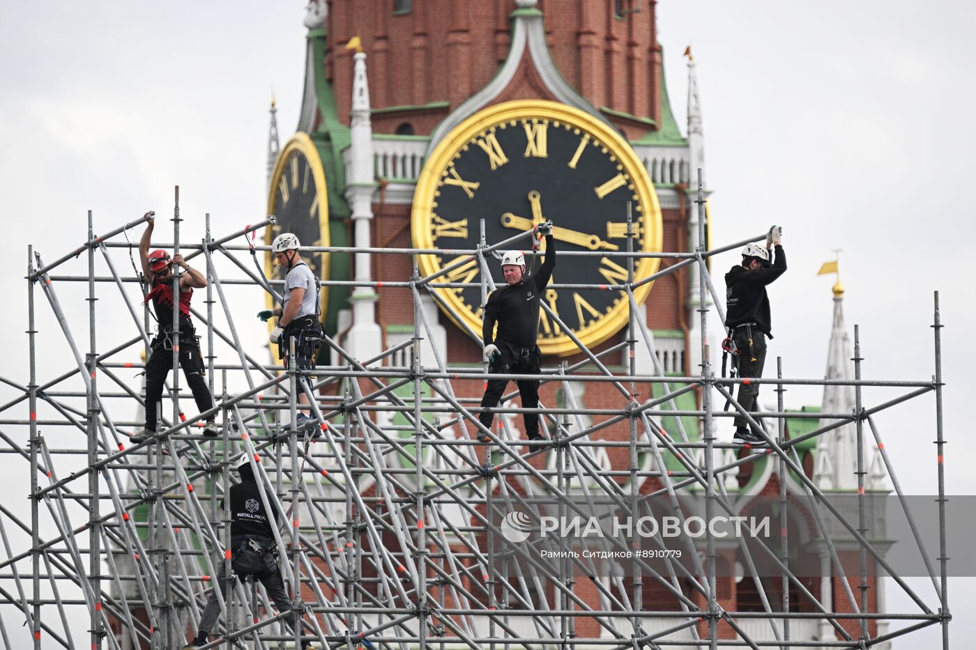 Подготовка Красной площади ко Дню Победы