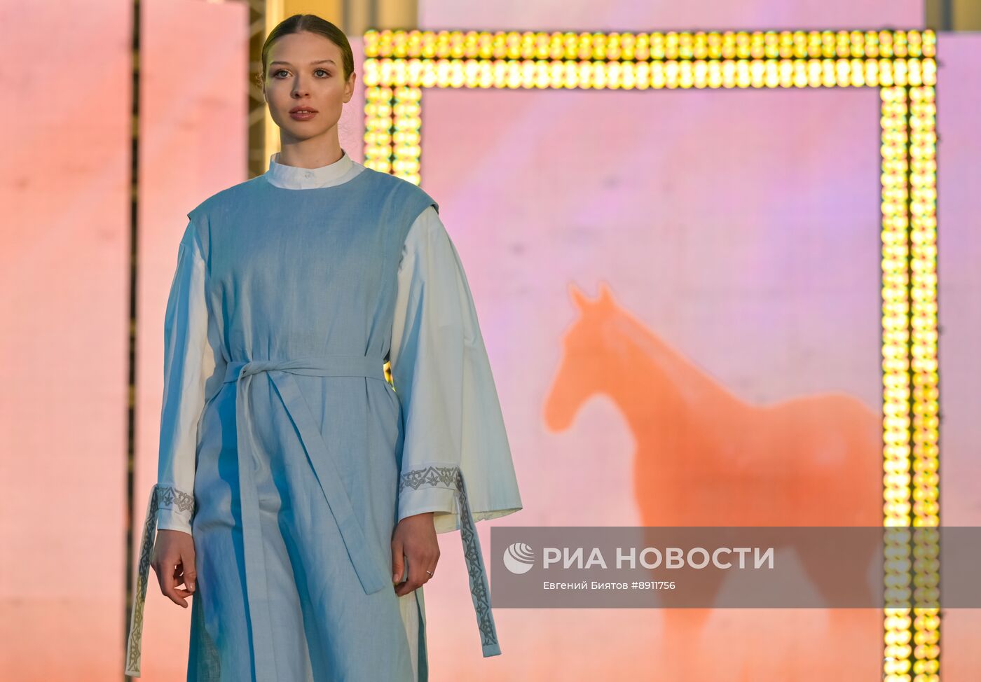 Фэшн-шоу "СтильНО по-русски" в Москве