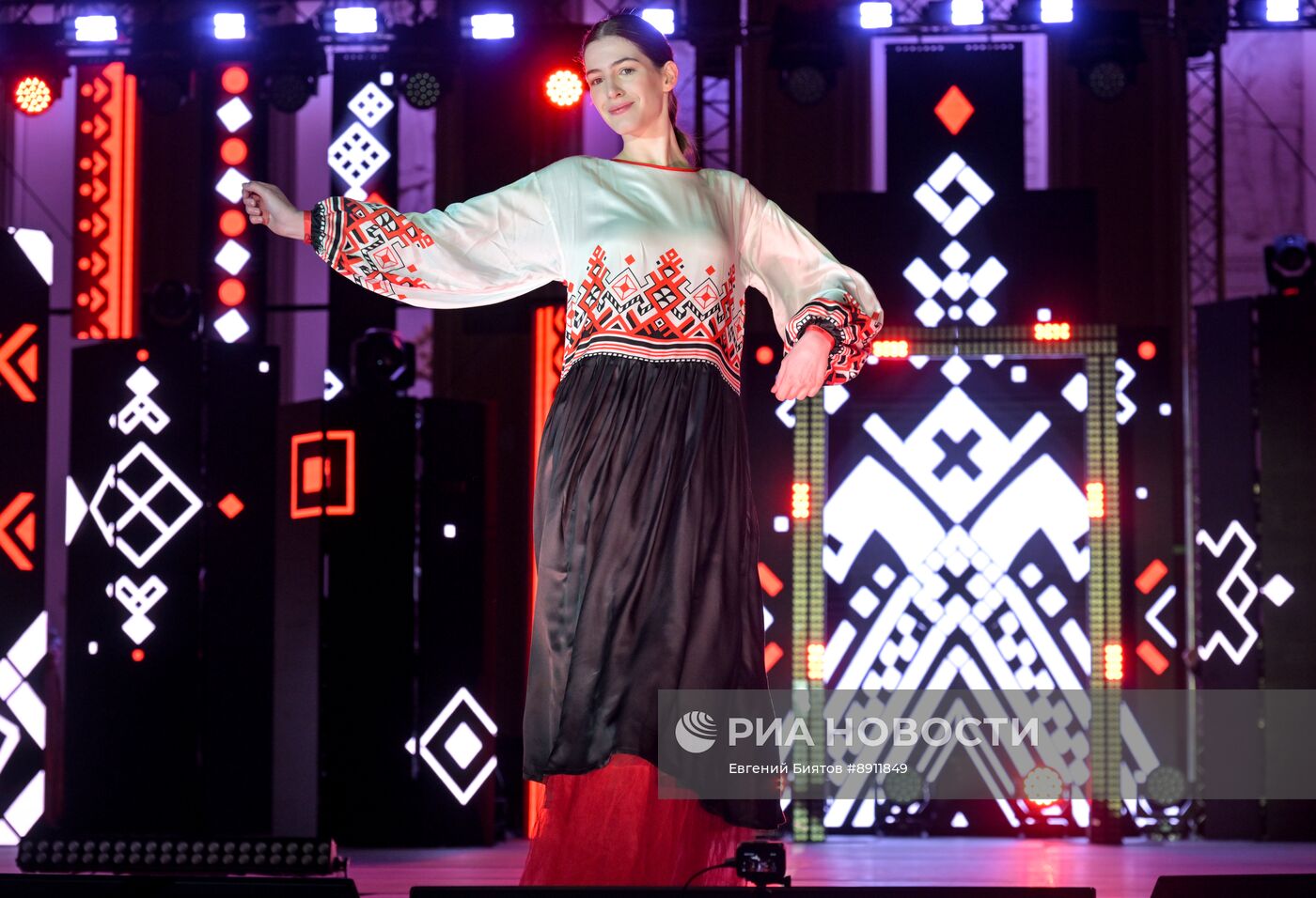 Фэшн-шоу "СтильНО по-русски" в Москве