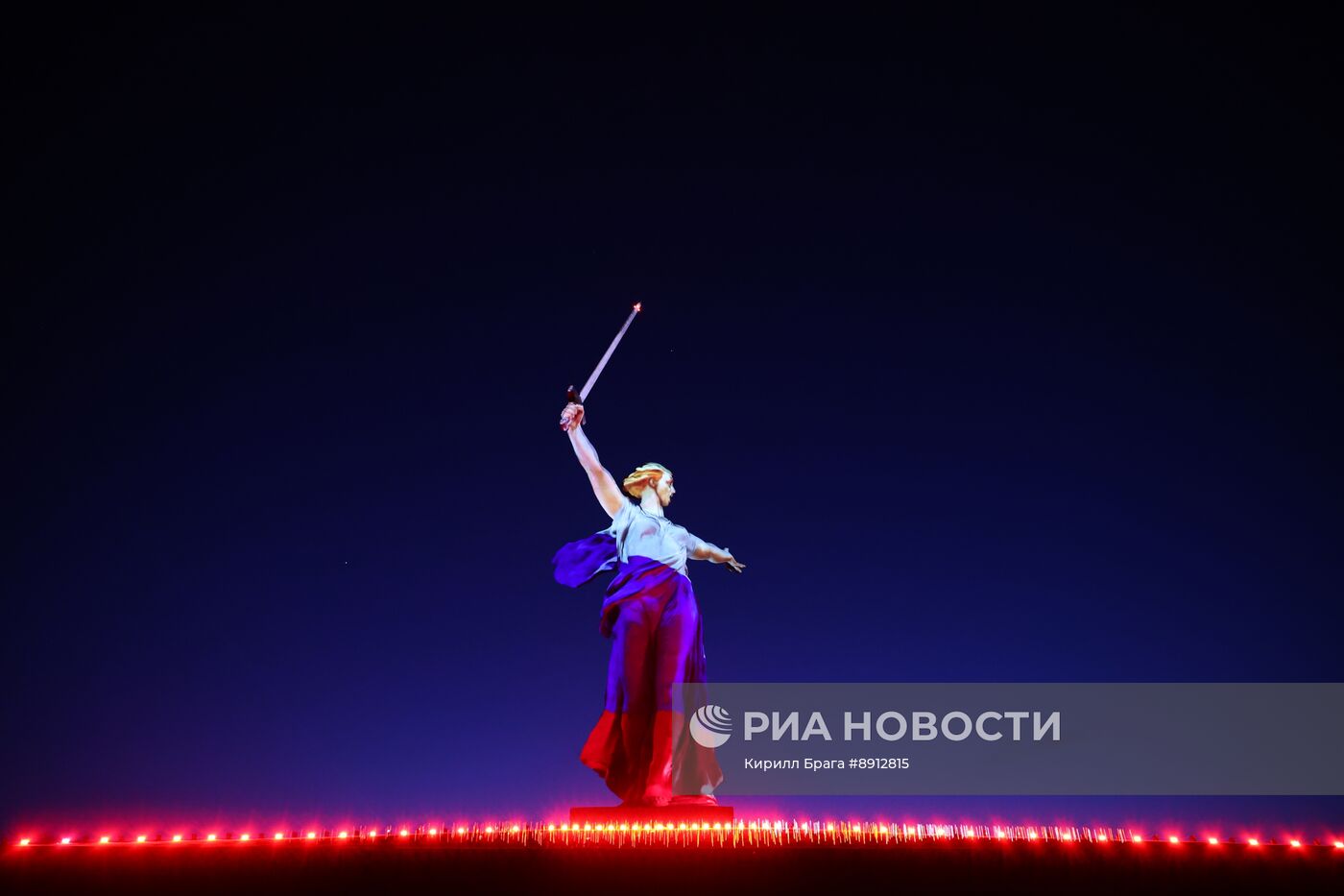 Световая инсталляция "Свет Великой Победы" на Мамаевом кургане