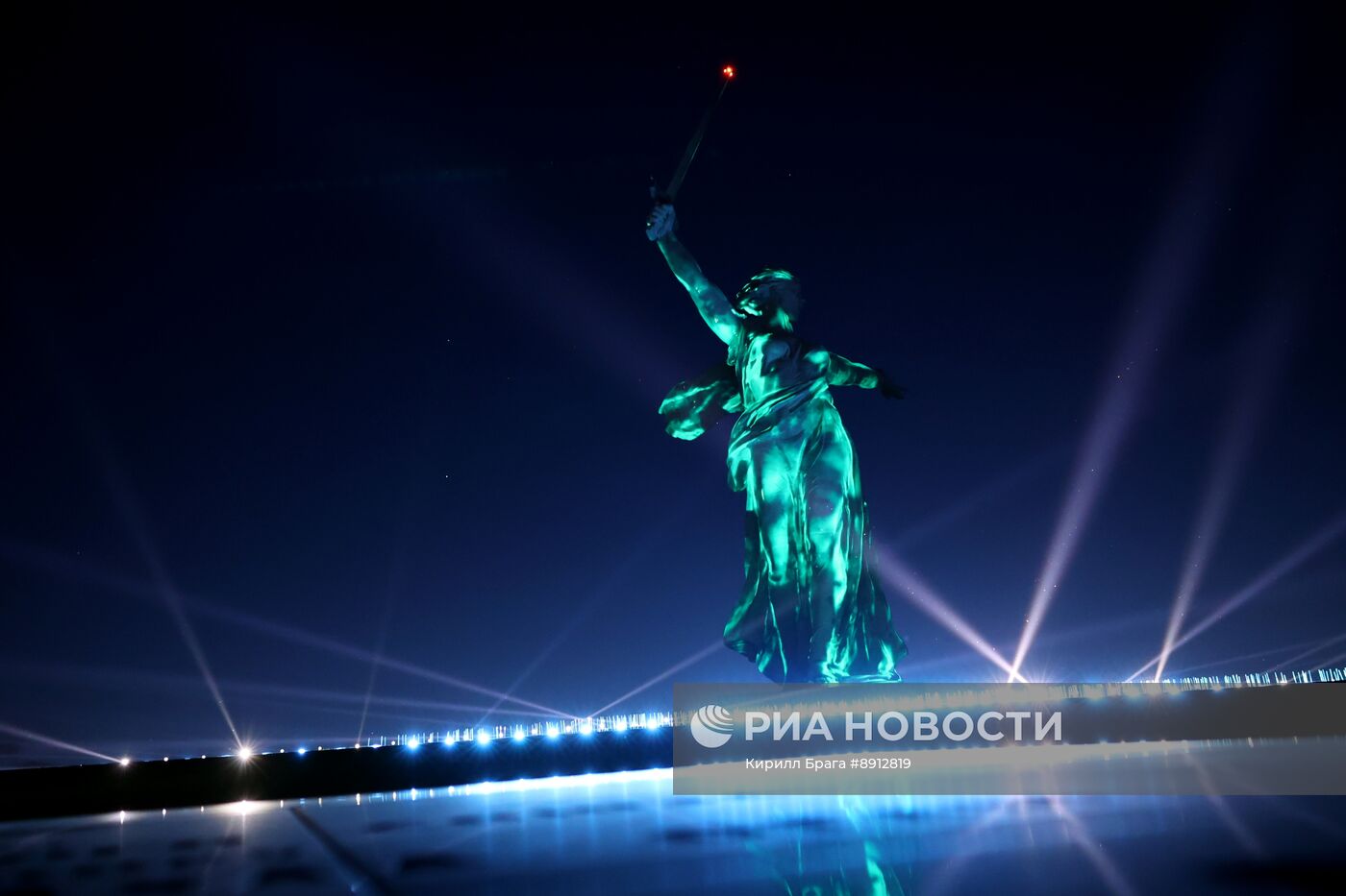 Световая инсталляция "Свет Великой Победы" на Мамаевом кургане