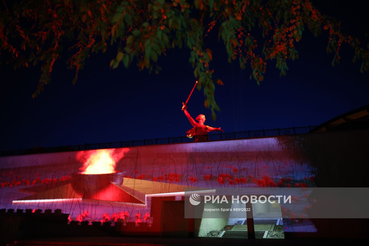 Световая инсталляция "Свет Великой Победы" на Мамаевом кургане