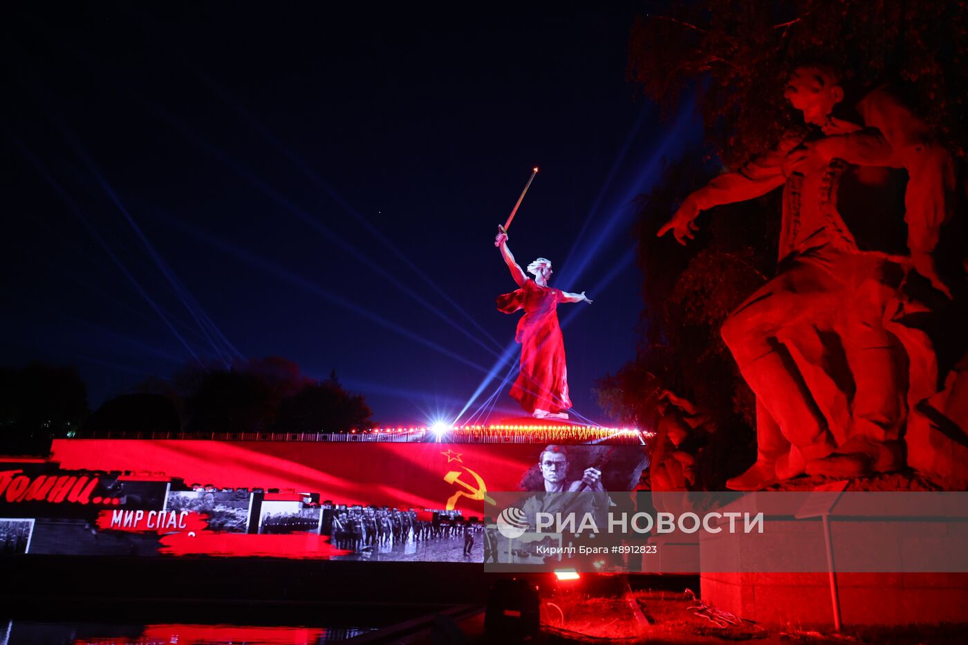 Световая инсталляция "Свет Великой Победы" на Мамаевом кургане