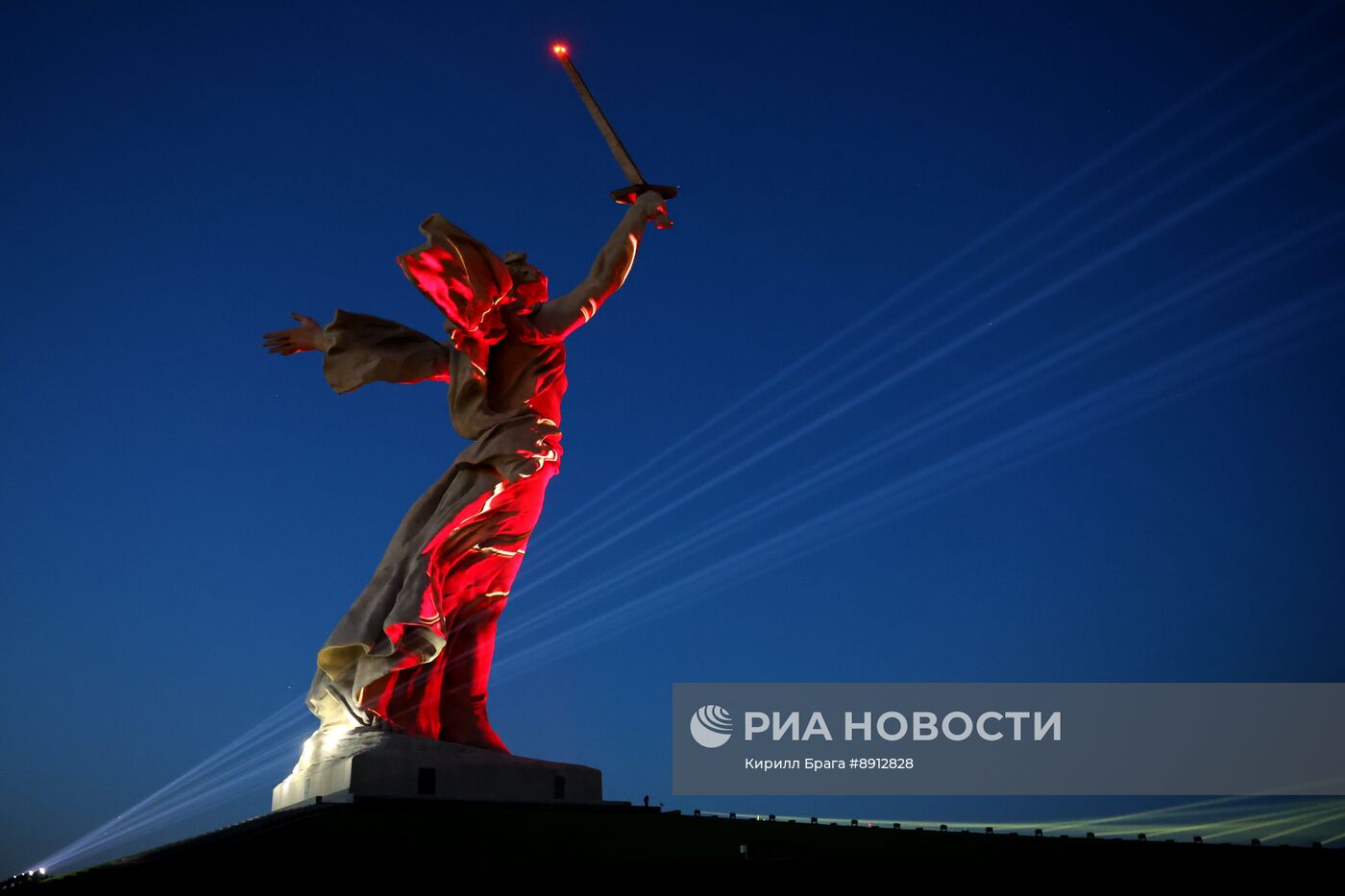 Световая инсталляция "Свет Великой Победы" на Мамаевом кургане