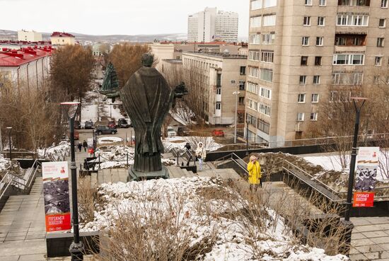 Памятник Николаю Чудотворцу на главной пешеходной лестнице, соединяющей улицы Воровского и Буркова в Мурманске.
Место: Россия, Мурманск. Автор: Дмитрий Дубов/РИА Новости. Город-герой Мурманск