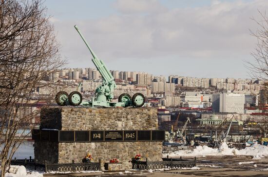 Мемориальный комплекс воинам 1-го корпуса ПВО в Мурманске.
Вид на Мурманск с западного берега Кольского залива из микрорайона Абрам-мыс.
Место: Россия, Мурманск. Автор: Дмитрий Дубов/РИА Новости. Город-герой Мурманск