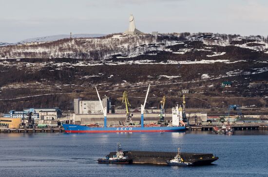 Вид на город-герой Мурманск с западного берега Кольского залива из микрорайона Абрам-мыс. Место: Россия, Мурманск. Автор: Дмитрий Дубов/РИА Новости. Город-герой Мурманск