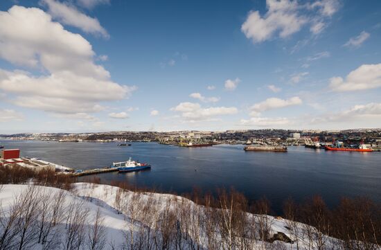 Вид на город-герой Мурманск с западного берега Кольского залива из микрорайона Абрам-мыс. Место: Россия, Мурманск. Автор: Дмитрий Дубов/РИА Новости. Город-герой Мурманск