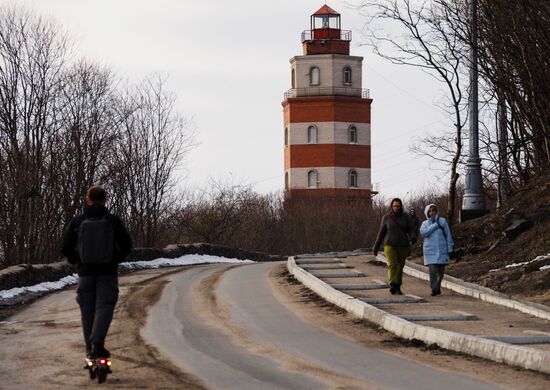 Морякам, погибшим в мирное время — мемориальный комплекс в Мурманске. Расположен в Ленинском районе на спуске между улицей Челюскинцев и проспектом Героев-Североморцев. Открыт 5 октября 2002 года. Открытие было приурочено к дню города (4 октября).
Архитектурной доминантой мемориального комплекса является шестигранная башня-маяк высотой 17,5. К маяку с двух сторон подходит широкая мраморная лестница с обзорными площадками. На верхней площадке расположен храм Спаса-на-Водах. По обе стороны лестницы планируется разбить аллеи. Рядом с маяком установлен судовой якорь с заложенной под ним капсулой с морской водой.
Место: Россия, Мурманск. Автор: Дмитрий Дубов/РИА Новости. Город-герой Мурманск