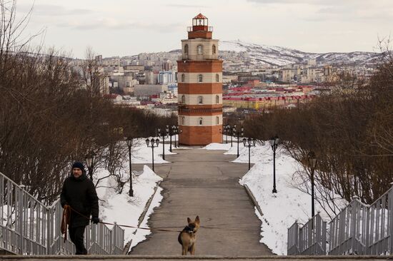 Морякам, погибшим в мирное время мемориальный комплекс в Мурманске. Расположен в Ленинском районе на спуске между улицей Челюскинцев и проспектом Героев-Североморцев. Открыт 5 октября 2002 года. Открытие было приурочено к дню города (4 октября).
Архитектурной доминантой мемориального комплекса является шестигранная башня-маяк высотой 17,5. К маяку с двух сторон подходит широкая мраморная лестница с обзорными площадками. На верхней площадке расположен храм Спаса-на-Водах. По обе стороны лестницы планируется разбить аллеи. Рядом с маяком установлен судовой якорь с заложенной под ним капсулой с морской водой.
Место: Россия, Мурманск. Автор: Дмитрий Дубов/РИА Новости. Город-герой Мурманск