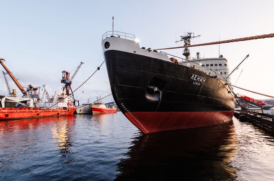 Атомный ледокол "Ленин", первое в мире надводное судно с ядерной силовой установкой. Ледокол был построен в Советском Союзе для обслуживания Северного морского пути и обеспечения непрерывной навигации, передан Министерству морского флота СССР 3 декабря 1959 года.
В 1989 году выведен из состава флота и установлен на вечную стоянку рядом с морским вокзалом города Мурманска как корабль-музей. Место: Россия, Мурманск. Автор: Дмитрий Дубов/РИА Новости. Город-герой Мурманск