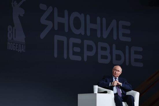 Президент Владимир Путин встретился с участниками марафона "Знание.Первые"