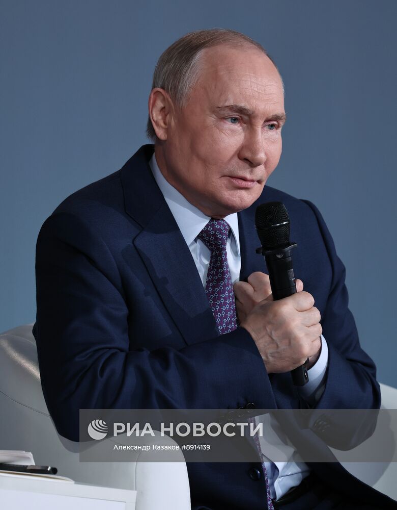 Президент Владимир Путин встретился с участниками марафона "Знание.Первые"