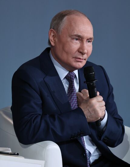 Президент Владимир Путин встретился с участниками марафона "Знание.Первые"