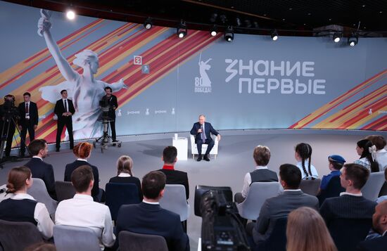 Президент Владимир Путин встретился с участниками марафона "Знание.Первые"