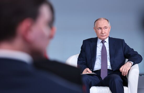 Президент Владимир Путин встретился с участниками марафона "Знание.Первые"