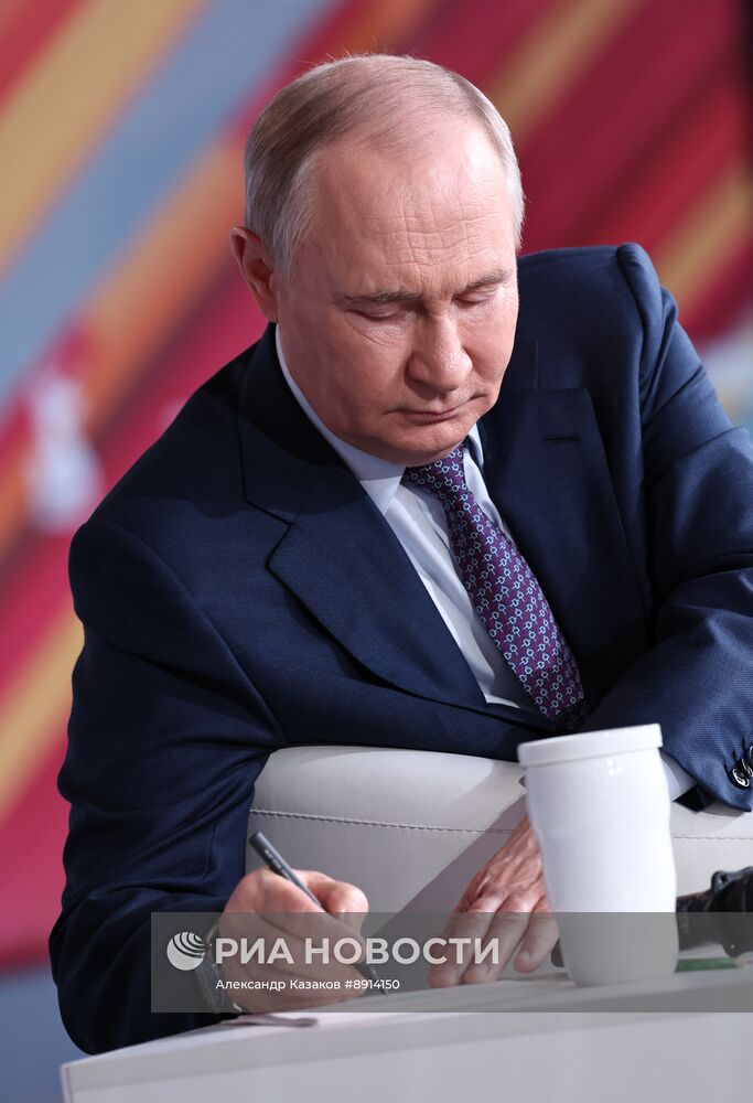 Президент Владимир Путин встретился с участниками марафона "Знание.Первые"