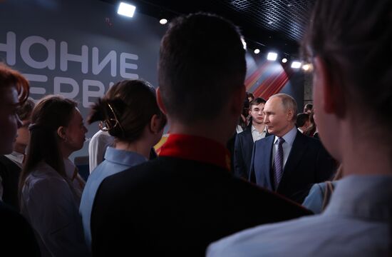 Президент Владимир Путин встретился с участниками марафона "Знание.Первые"