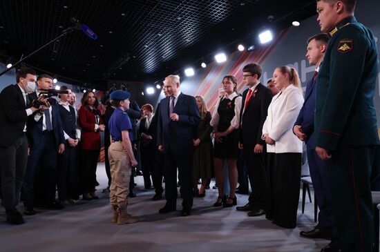 Президент Владимир Путин встретился с участниками марафона "Знание.Первые"