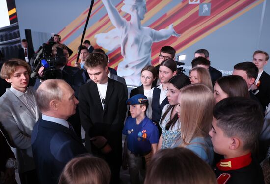 Президент Владимир Путин встретился с участниками марафона "Знание.Первые"