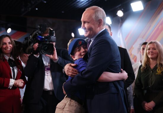 Президент Владимир Путин встретился с участниками марафона "Знание.Первые"