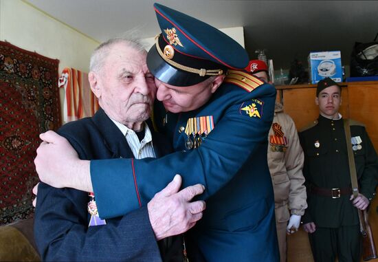 Поздравление ветеранов ВОВ с наступающим Днем Победы