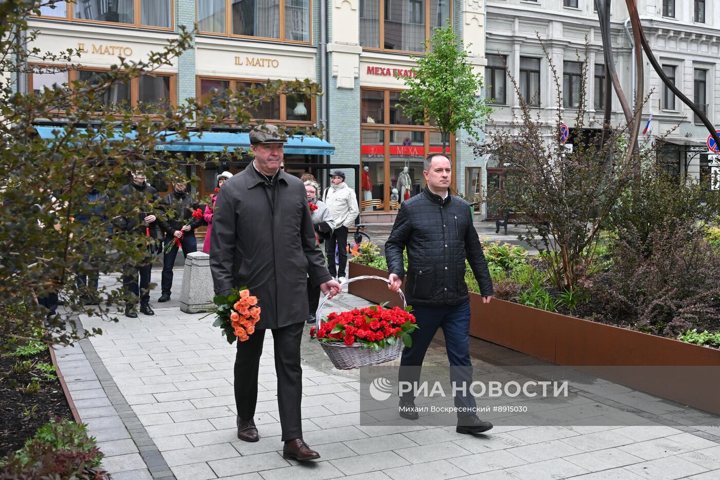 Возложение цветов к памятнику Майе Плисецкой