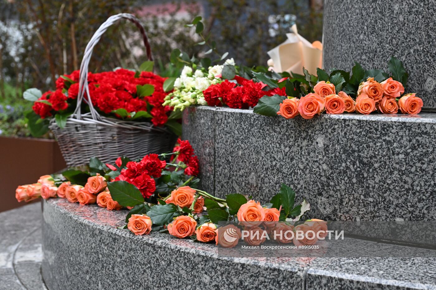 Возложение цветов к памятнику Майе Плисецкой