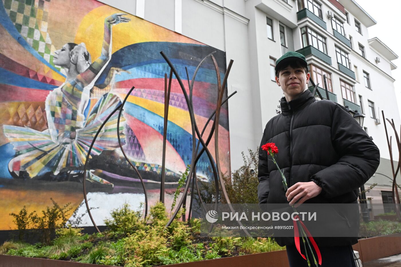 Возложение цветов к памятнику Майе Плисецкой