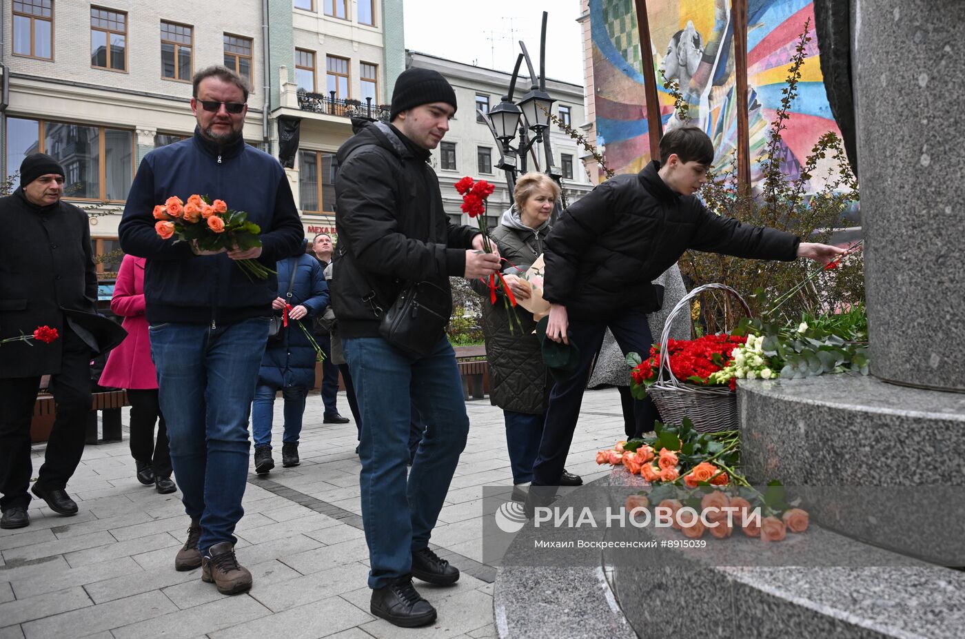 Возложение цветов к памятнику Майе Плисецкой