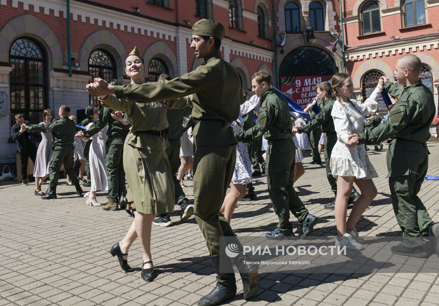 Акция "Вальс Победы" в ДНР