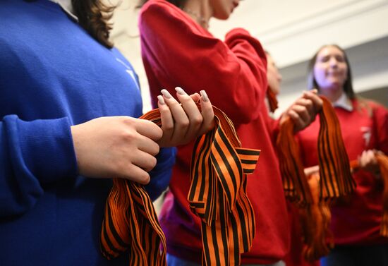 Раздача георгиевских ленточек в метро