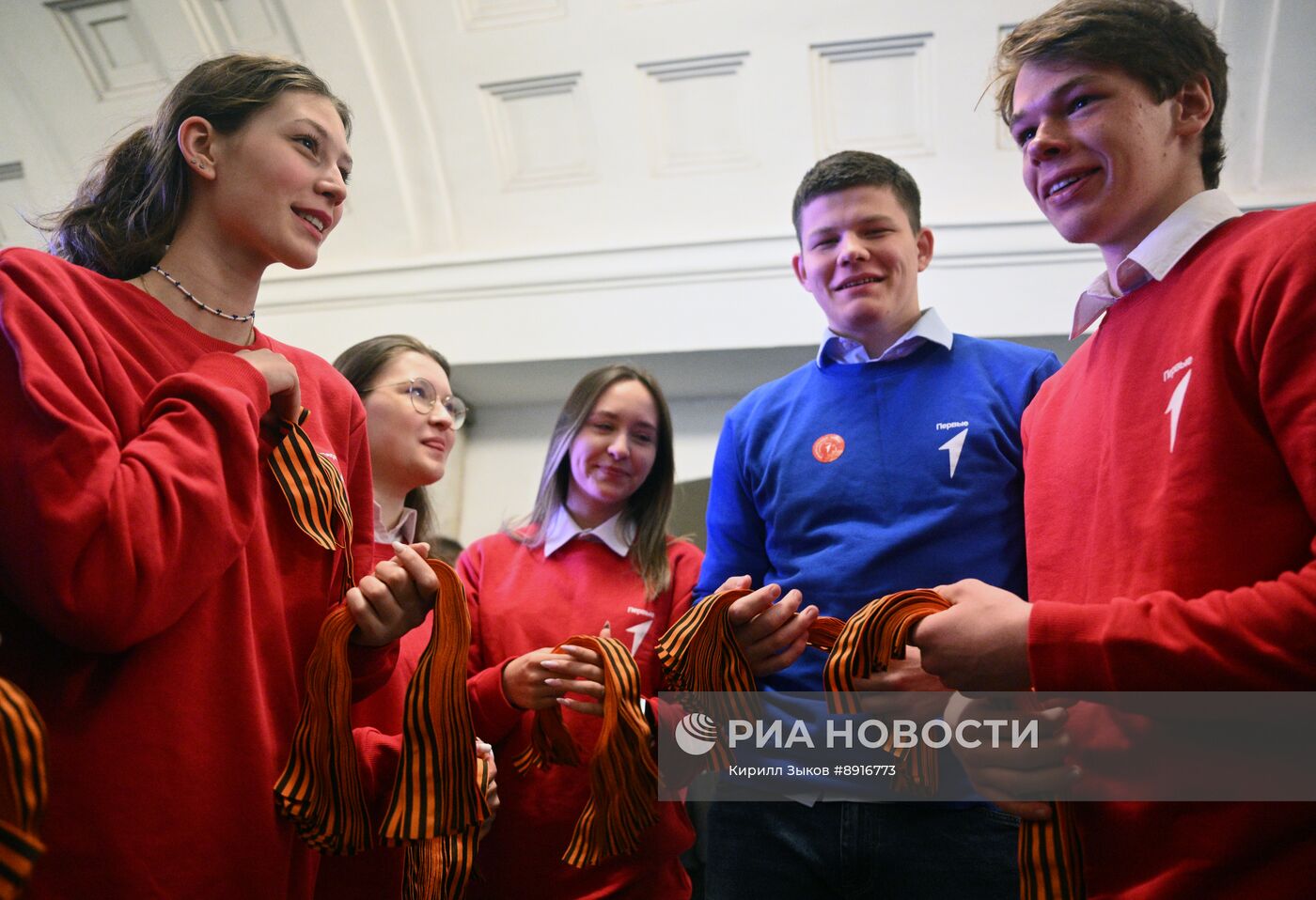 Раздача георгиевских ленточек в метро
